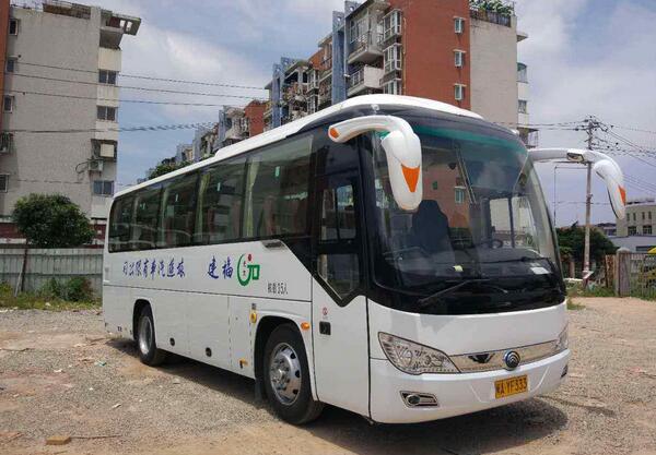 重庆包一辆39人座的大巴车一天多少钱？